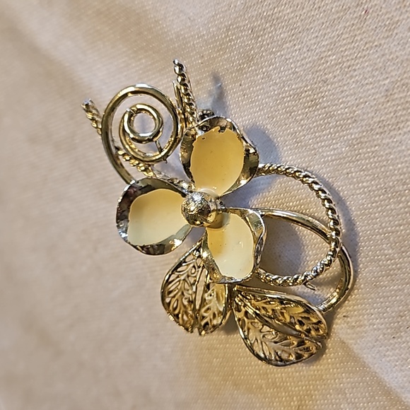 Vintage Gold-Tone Enamels Flower Filigree Flower Brooch - Picture 1 of 5